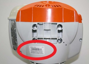 Exemple d'emplacement de l'étiquette sur un taille-haies STIHL