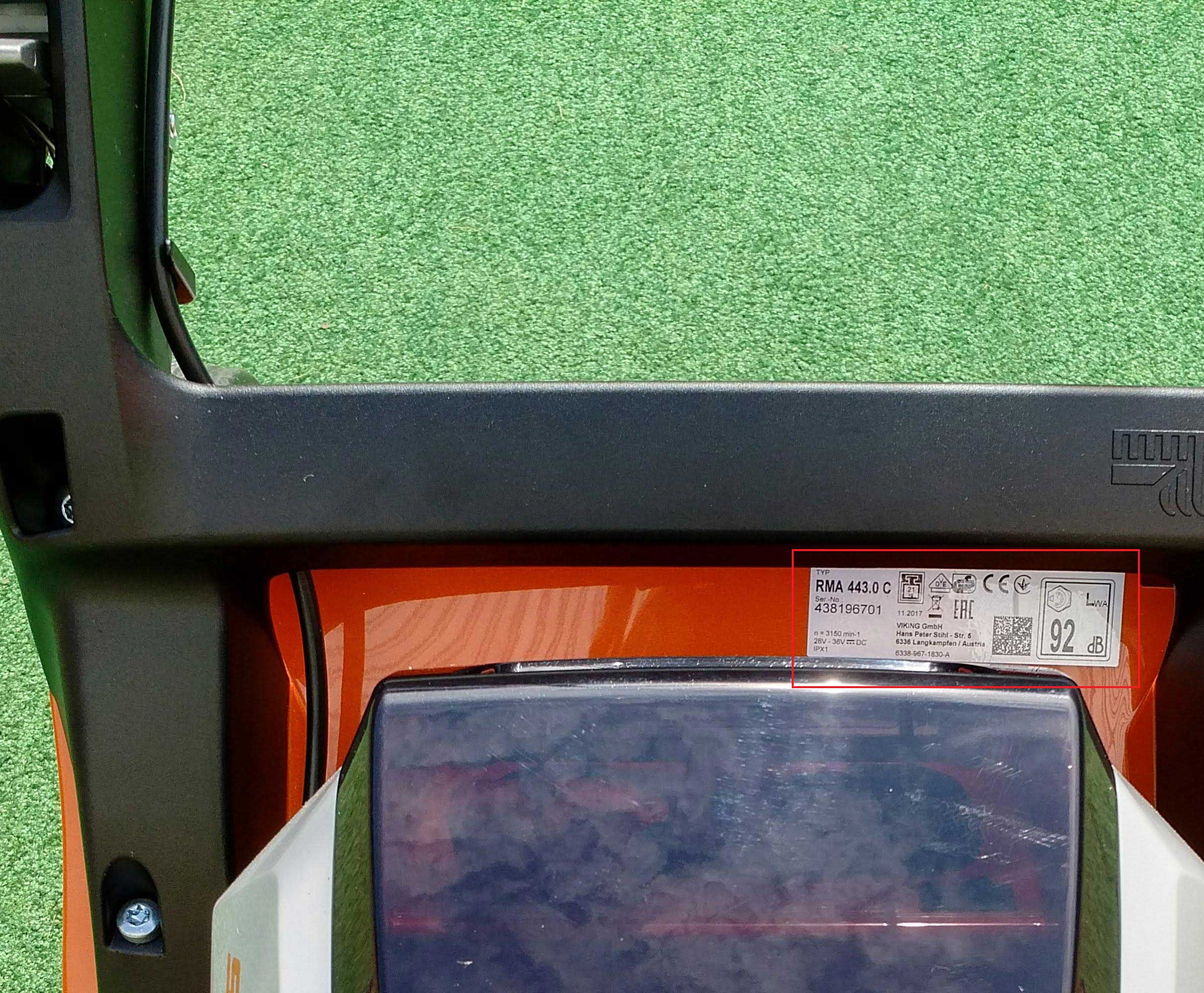 Emplacement de l'étiquette constructeur d'une tondeuse STIHL ou VIKING